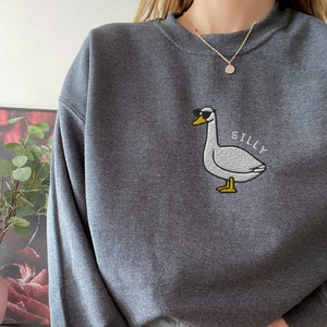 Besticktes albernes Gans Sweatshirt, bestickte Gans Sonnenbrille Crewneck Sweatshirt, albernes Gans Shirt, lustiges Sweatshirt, Bauernhof Tier Shirt Dark Heather