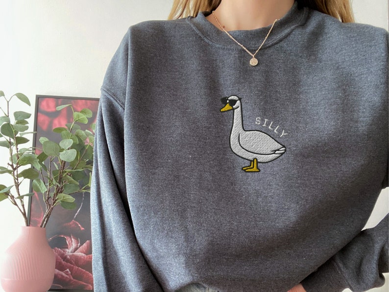 Besticktes albernes Gans Sweatshirt, bestickte Gans Sonnenbrille Crewneck Sweatshirt, albernes Gans Shirt, lustiges Sweatshirt, Bauernhof Tier Shirt Dark Heather