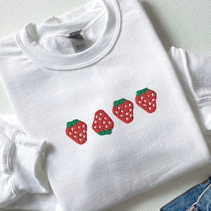 Bluza z haftem truskawkowym, Vintage Strawberry Comfort Colors Tee, Koszula owocowa, Letnia koszulka, Haftowana koszulka, Haftowana koszula