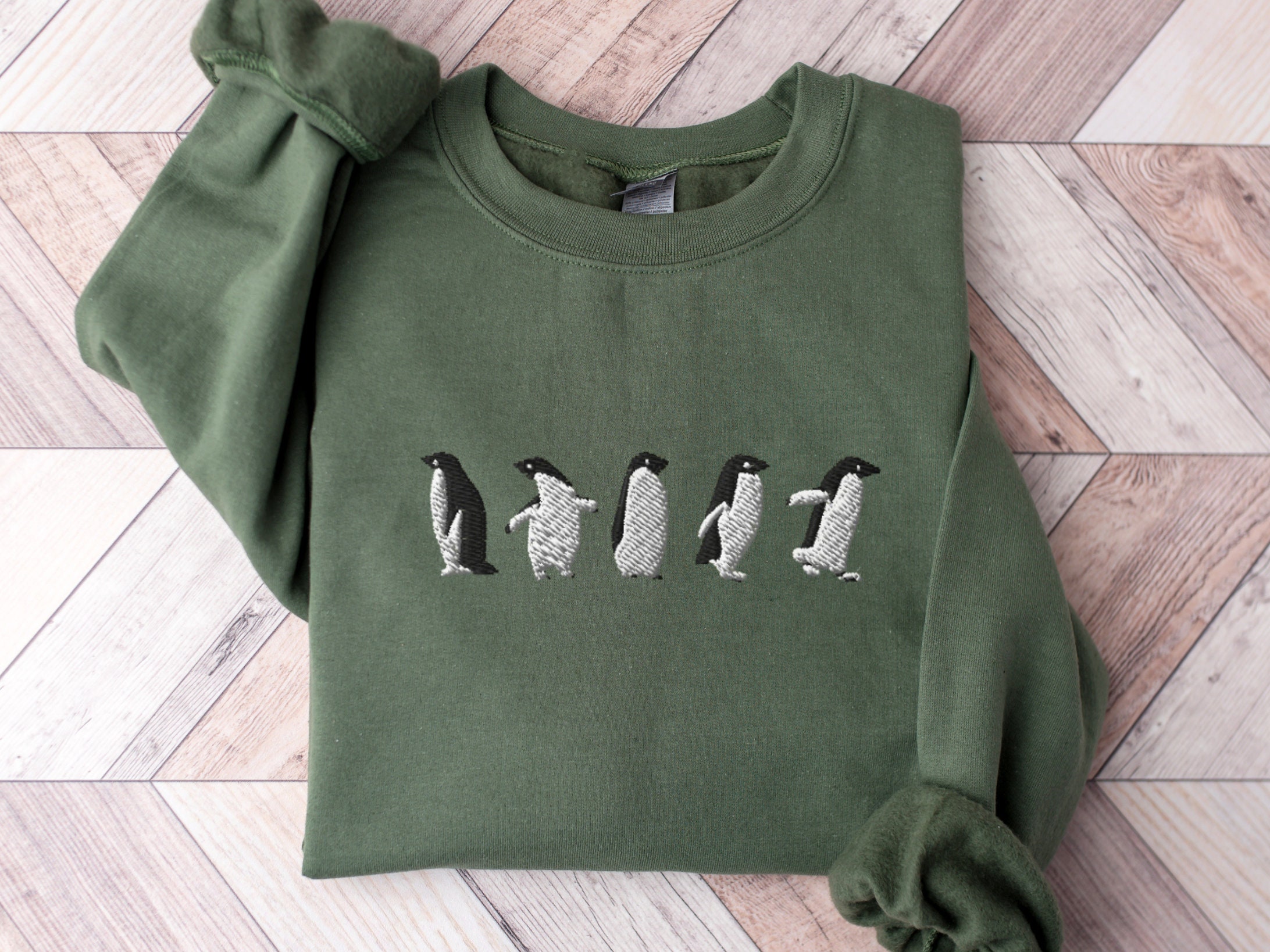 Discover Groupe De Pingouin Animal Sweatshirt Brodé