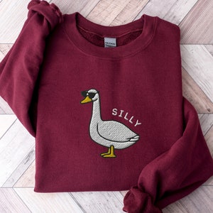 Besticktes albernes Gans Sweatshirt, bestickte Gans Sonnenbrille Crewneck Sweatshirt, albernes Gans Shirt, lustiges Sweatshirt, Bauernhof Tier Shirt Maroon