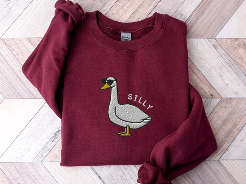 Besticktes albernes Gans Sweatshirt, bestickte Gans Sonnenbrille Crewneck Sweatshirt, albernes Gans Shirt, lustiges Sweatshirt, Bauernhof Tier Shirt Maroon