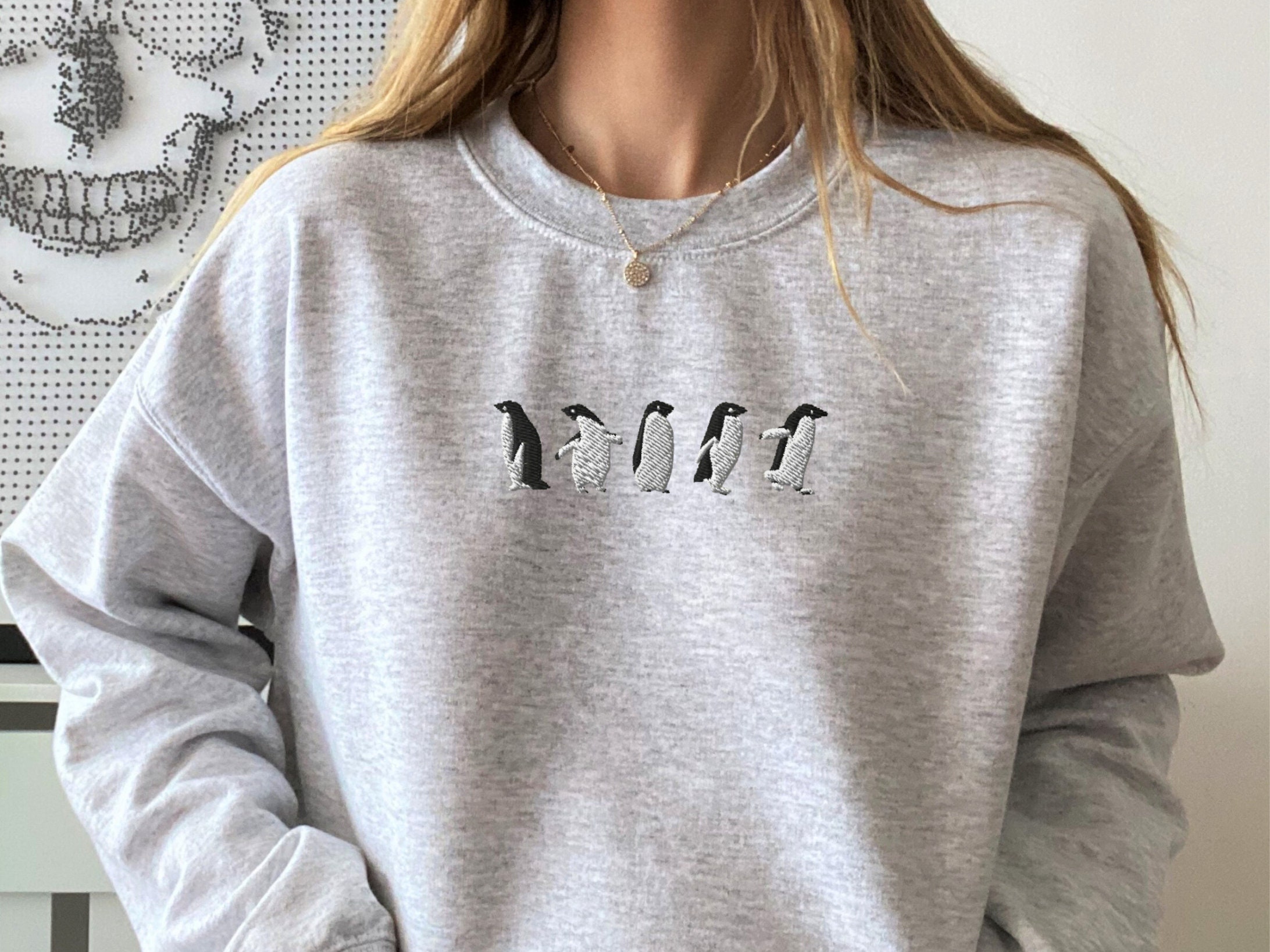 Discover Groupe De Pingouin Animal Sweatshirt Brodé