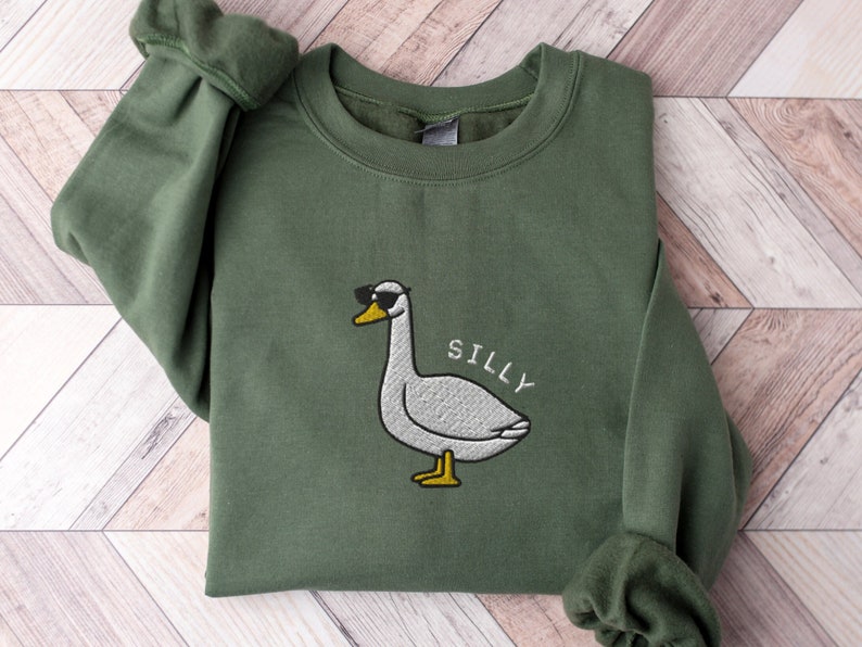 Besticktes albernes Gans Sweatshirt, bestickte Gans Sonnenbrille Crewneck Sweatshirt, albernes Gans Shirt, lustiges Sweatshirt, Bauernhof Tier Shirt Military Green