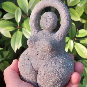 Venus - eine Frauenfigur - Fruchtbarkeitsgöttin, Muttergöttin - Symbolfigur aus Keramik