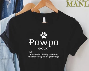 Op de afbeelding: Zwart T-shirt met een witte pootprint en het woord "Pawpa", gedefinieerd als "Een man die met trots de honden van zijn kinderen als zijn kleinkinderen beschouwt."