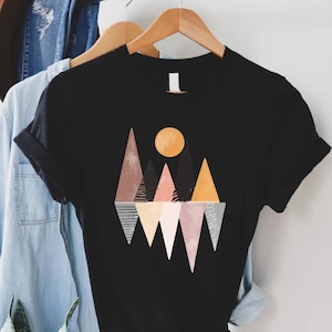 Mountains Outdoor Shirt For Women, Hiking Shirt, Adventure Shirt, Geometric Sun and Mountains,Hiking Mom Shirt,Nature Lover Gift,Travelling zdjęcie 1