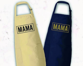 Puede incluir: Dos delantales con la palabra "MAMA" impresa en ellos. Un delantal es de color natural y el otro es azul marino.
