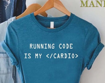 Könnte beinhalten: Ein blaues T-Shirt mit weißem Text, der "RUNNING CODE IS MY </CARDIO>" lautet.