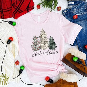 Christmas Tree Shirt, Women's Merry Christmas Tee, Leopard Christmas Tree T-shirt, Gift For Christmas, Xmas Holiday Shirt, Merry Xmas Shirt bild 7