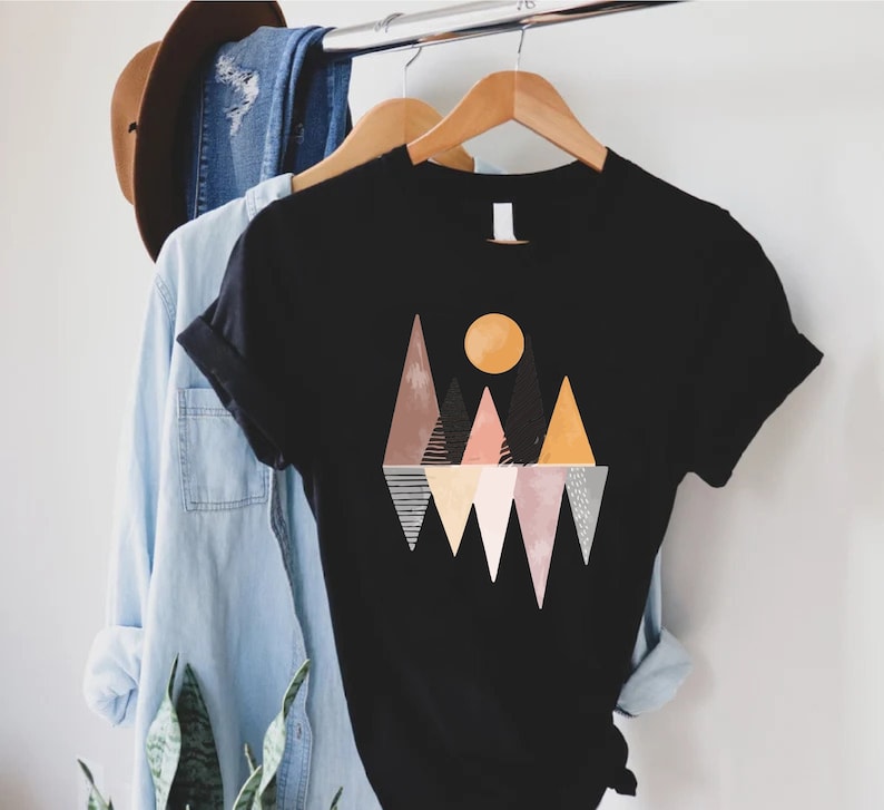 Mountains Outdoor Shirt For Women, Hiking Shirt, Adventure Shirt, Geometric Sun and Mountains,Hiking Mom Shirt,Nature Lover Gift,Travelling zdjęcie 1