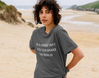Camiseta clásica holgada para mujer de algodón orgánico sostenible - Solo texto blanco - In A Gentle Way