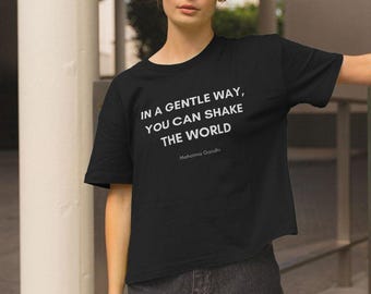 Camiseta corta holgada para mujer de algodón orgánico sostenible - Solo texto blanco - In A Gentle Way