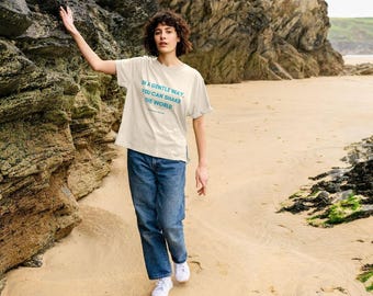 Camiseta clásica holgada para mujer de algodón orgánico sostenible con texto en turquesa.