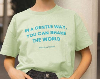 Camiseta corta holgada para mujer de algodón orgánico sostenible con texto en turquesa.