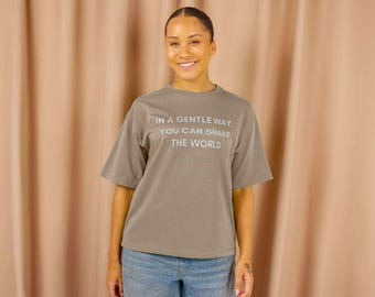 In A Gentle Way - Solo texto blanco - Camiseta extragrande de algodón orgánico sostenible para mujer