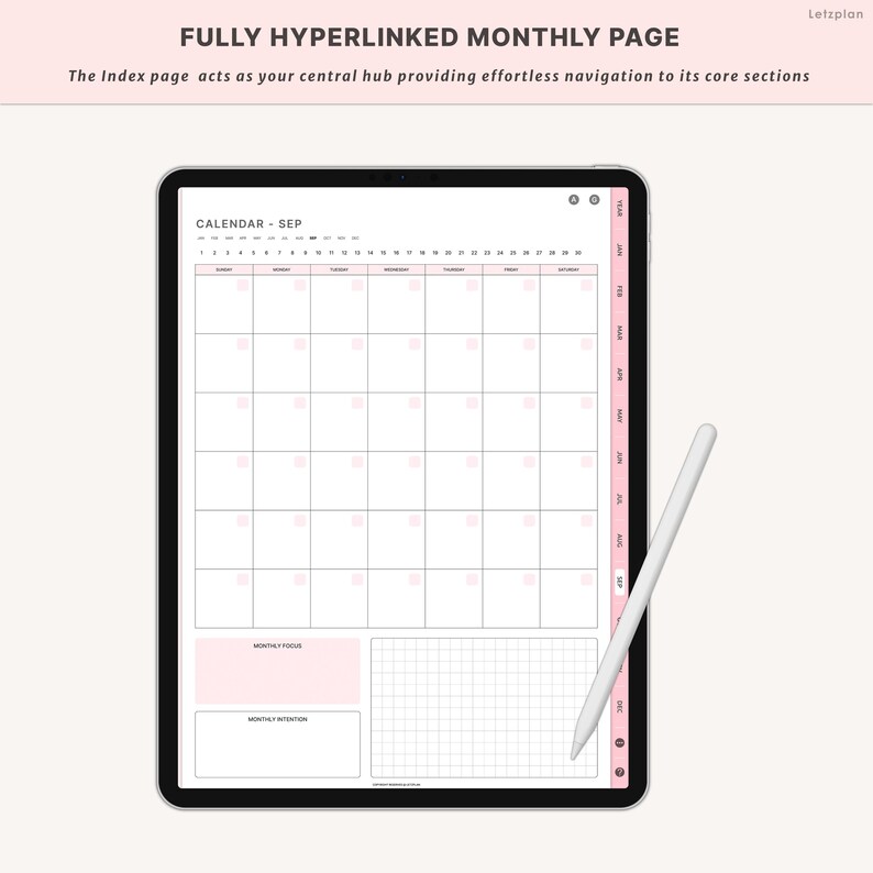 Pode incluir: Um tablet digital exibindo um calend&aacute;rio mensal de setembro. A grade do calend&aacute;rio &eacute; branca com detalhes em rosa. Uma caneta branca est&aacute; posicionada no lado direito. O texto "FULLY HYPERLINKED MONTHLY PAGE" est&aacute; no topo.