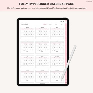 Pode incluir: Um calend&aacute;rio digital exibido em um tablet, com um layout mensal com detalhes em rosa. A tela mostra um calend&aacute;rio de um ano inteiro com os dias e as datas de cada m&ecirc;s. Uma caneta branca est&aacute; sobre a tela e o texto "FULLY HYPERLINKED CALENDAR PAGE" &eacute; vis&iacute;vel.