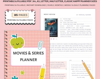 Puede incluir: Un planificador de películas y series a cuadros rosas y blancos con encuadernación en espiral. La portada presenta una manzana verde sonriente, un clip y las palabras "MOVIES & SERIES PLANNER". Un lápiz amarillo y una página de crítica de cine también son visibles.