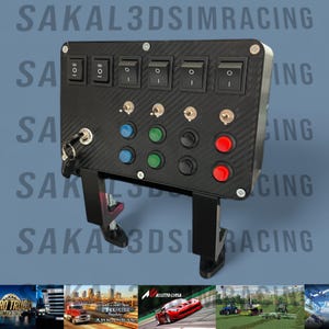 Puede incluir: Un panel de control negro con múltiples interruptores, botones y una llave. El panel tiene una textura de fibra de carbono y está montado en un soporte negro. El panel tiene botones azules, verdes y rojos.