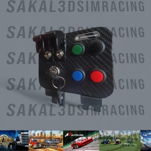 Könnte beinhalten: Eine schwarze Sim-Racing-Button-Box mit Carbonfaser-Textur. Sie verfügt über mehrere farbige Tasten, Kippschalter und einen Schlüssel. Der Text "sakal3design" ist sichtbar. Der Hintergrund enthält den Text "SAKAL3DSIMRACING".