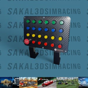 Könnte beinhalten: Eine schwarze Knopfleiste mit Carbonfasertextur, die eine Reihe von mehrfarbigen Knöpfen aufweist. Das Panel enthält einen roten "ENGINE START"-Knopf und ist auf einem schwarzen Ständer montiert. Der Text "SAKAL 3D Design" ist sichtbar.