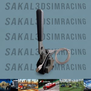 Op de afbeelding: Een zwarte en zilveren sim racing handrem met een USB-kabel. De handrem heeft een zwarte hendel en is verbonden met een basis. De achtergrond heeft de tekst "SAKAL3DSIMRACING" herhaald. De onderkant van de afbeelding toont game covers.