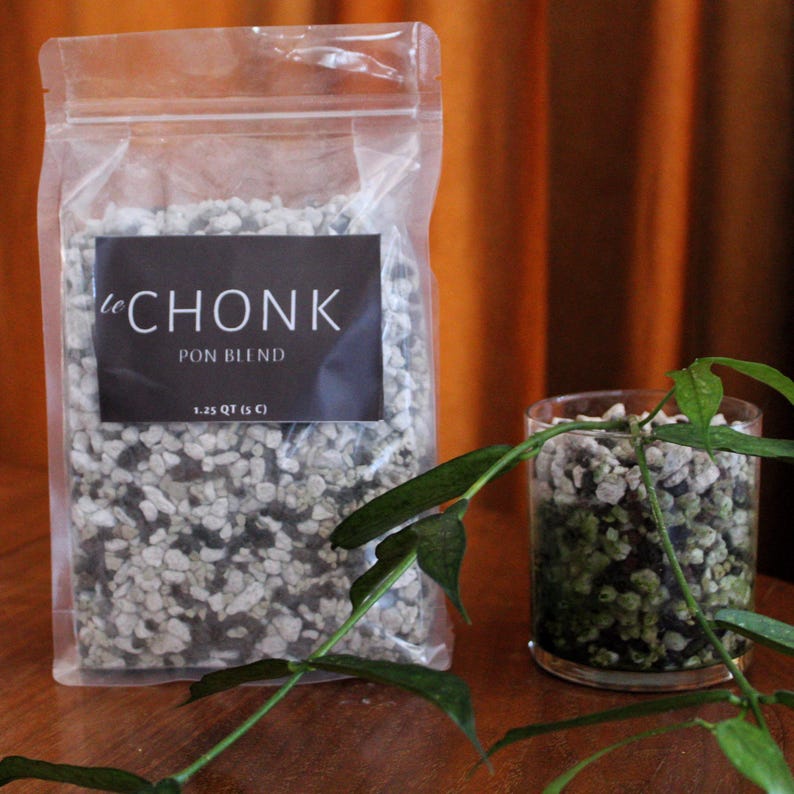Puede incluir: Una bolsa de pl&aacute;stico transparente llena de una mezcla de rocas blancas y negras etiquetada "le CHONK PON BLEND 1.25 QT (1.5 L)". Un frasco de vidrio transparente lleno de la misma mezcla de rocas est&aacute; en primer plano.