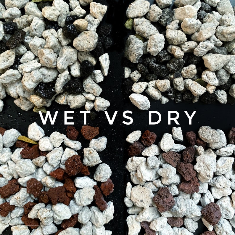 Puede incluir: Primer plano de dos montones de peque&ntilde;as piedras grises y marrones. El texto "WET VS DRY" est&aacute; impreso en blanco sobre un fondo negro entre los dos montones.