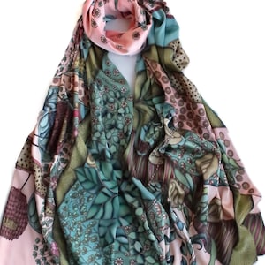 Handgeschilderde zijden sjaal in lichtroze/mintgrijs. Luxe lange zijden sjaal botanisch. Natuurliefhebber cadeau voor haar. FilkinaSilkArt OP BESTELLING GEMAAKT