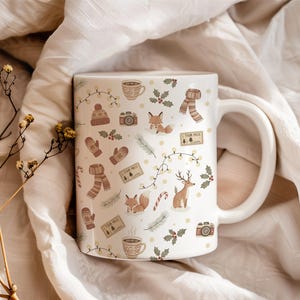 Mysig vintermugg med festligt mönster, söt julklapp till vän, räv- och hjortkonst, julklapp, estetisk present