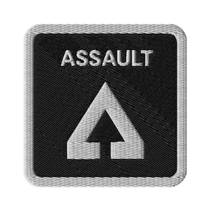 Könnte beinhalten: Schwarz-weißer, gestickter Aufnäher mit dem Wort "ASSAULT" oben. Darunter befindet sich ein weißes Pfeildesign, das nach oben zeigt. Der Aufnäher hat eine quadratische Form mit einem grauen Rand.