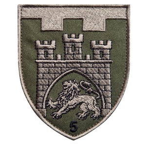 Könnte beinhalten: Ein Set aus drei Keramikbechern mit gesprenkelter, matter Oberfläche. Die Becher sind in Creme-, Hellgrau- und Dunkelgrautönen gehalten. Jeder Becher hat ein schlichtes, minimalistisches Design.