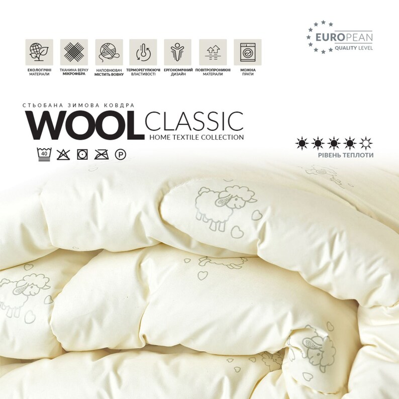 Puede incluir: Manta de lana acolchada de color crema con un dise&ntilde;o de ovejas. La manta presenta el texto "WOOL CLASSIC HOME TEXTILE COLLECTION". La imagen tambi&eacute;n incluye iconos que indican las propiedades del material y las instrucciones de cuidado.