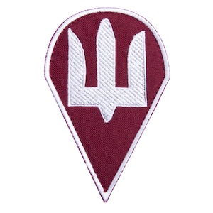 Puede incluir: Parche bordado burdeos y blanco con un diseño de tridente blanco. El parche tiene un borde blanco y un fondo burdeos. El tridente está centrado y tiene tres púas. El parche tiene forma de escudo.