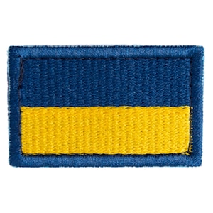 Peut inclure: Écusson brodé rectangulaire avec un motif à rayures horizontales bleu et jaune. Le patch a une bordure bleue et un dos blanc. La moitié supérieure est bleue et la moitié inférieure est jaune.