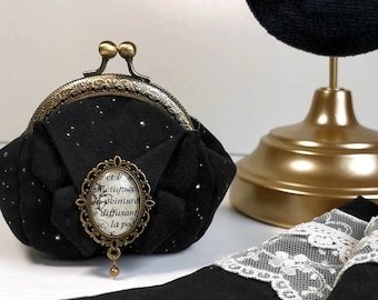 Geldbörse mit altem Verschluss, ovalem Glascabochon, Perle und Schmetterling; Viktorianischer, romantischer Steampunk-Stil.