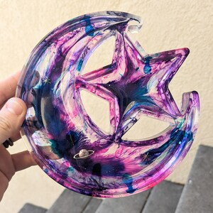 Piatto di bigiotteria della luna e della stella