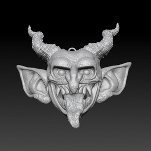 Könnte beinhalten: Eine detaillierte, grau dargestellte 3D-Skulptur eines grotesken, gehörnten Kreaturengesichts. Die Kreatur hat große, spitze Ohren, ein breites, zahnreiches Grinsen und eine lange, herausragende Zunge. Die Hörner sind strukturiert.