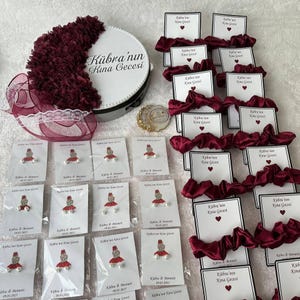 Coffret Cadeaux Soirée Henné Personnalisé – Tambourin de Mariée, Élastiques & Boucles en Perles sur Cartes – Souvenirs Kına