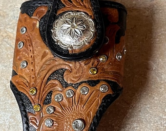 Aufklappbare Handytasche im Western-Stil mit Gürtel-Clip