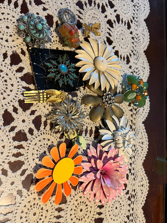 Assortment of Brooches/Lapel Pins