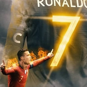 Może przedstawiać: Cyfrowy obraz piłkarza w czerwonej koszulce z numerem 7, świętującego. Nazwisko "RONALDO" jest widoczne na koszulce w tle, z świecącą cyfrą 7. Płomienie zostały dodane cyfrowo.
