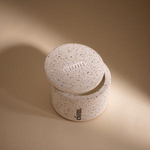 Handgemaakte betonnen pot met deksel | Knetterende houten lont | Handgegoten 100% sojakaars | Betonnen kaars| Beton | Kaarscadeaus | Woondecoraties