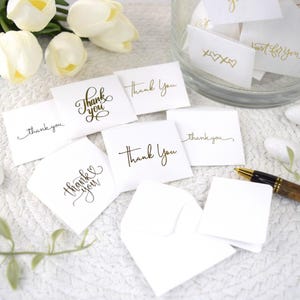 Mini sobres con lámina dorada y tarjetas de felicitación: etiquetas para regalos de boda.
