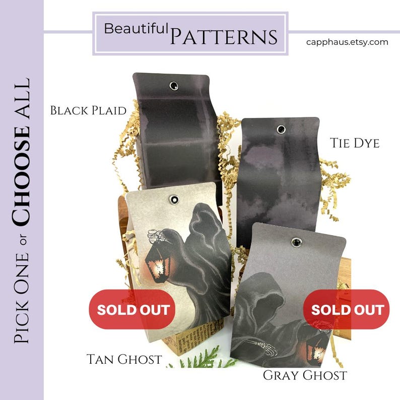 Może przedstawiać: Cztery prostokątne papierowe zawieszki z metalowymi oczkami, z wzorami o nazwach Black Plaid, Tie Dye, Tan Ghost i Gray Ghost. Zawieszki Tan Ghost i Gray Ghost mają czerwone etykiety Sold Out. Tekst zawiera Beautiful Patterns i Pick One or Choose All.