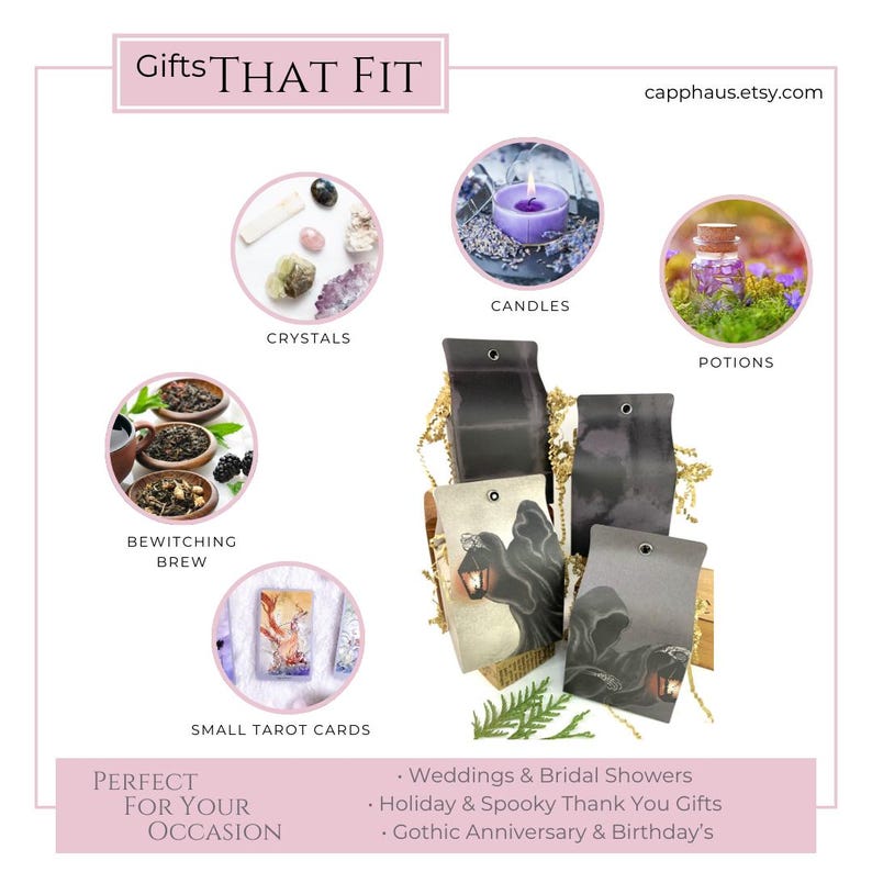 Może przedstawiać: Kolekcja upomink&oacute;w z napisem Gifts THAT FIT, zawierająca okrągłe zdjęcia kryształ&oacute;w, fioletową świecę, mikstury, herbatę liściastą z etykietą BEWITCHING BREW oraz małe karty tarota. Poniżej widoczne są trzy ciemne, ilustrowane papierowe torebki.