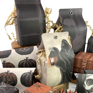 Może przedstawiać: Kolekcja papierowych pudełek i torebek prezentowych z motywem Halloween, zawierająca r&oacute;żne wzory, w tym postać w kapturze z latarnią, pomarańczowe dynie, czaszkę i pająki, wypełnione pociętym papierem w kolorze jasnobrązowym.