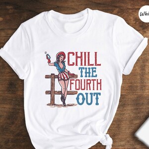 Camiseta Chill The Fourth Out, camiseta del 4 de julio, camiseta retro de vaquera, camiseta del Día de la Independencia, regalo del 4 de julio, camiseta con la bandera de EE. UU., camiseta patriótica