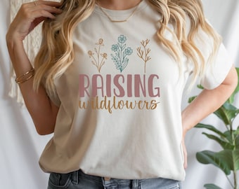 Raising Wildflowers T-shirt, Camicia Botanica, Camicia Wildflower, Camicia Floreale, Amante della Natura, Regalo per le Signore, T-shirt grafica Wildflower